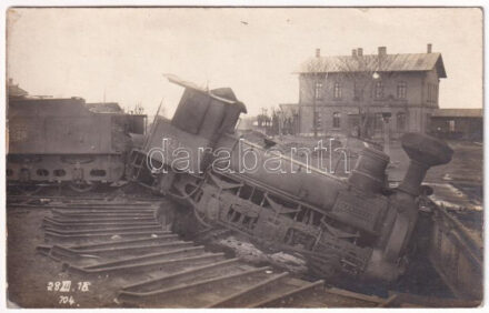 Fetesti, Pályaudvar, vasútállomás, gőzmozdony, vonat baleset a fordítókorongnál / railway station, locomotive, train accident at the turntable (wheelhouse). photo (ragasztónyom / glue marks)