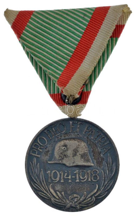 1929. 'Magyar Háborús Emlékérem kardokkal, sisakkal' ezüstözött hadifém kitüntetés mellszalaggal, fémjel nélkül T:AU / Hungary 1929. 'Hungarian Commemorative War Medal with swords and a helmet' silver plated war metal decoration with