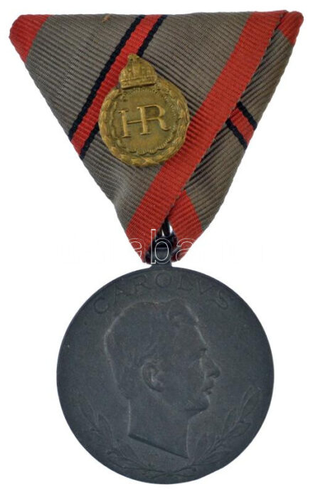 1918. 'Sebesültek Érme' cink kitüntetés első sebesülés után járó mellszalaggal, szalagon 'Hadirokkant' aranyozott bronz jelvény (29x22mm). Szign.: R. Placht T:AU / Hungary 1918. 'Wound Medal' zinc decoration with ribbon after the first