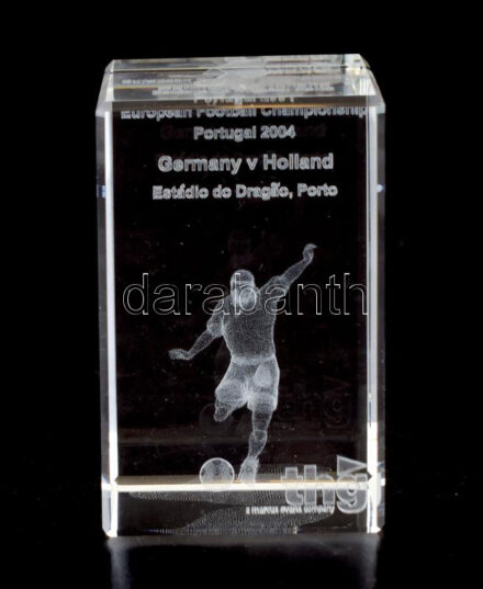 2004 Lézer gravírozott 3D focista 2004 Portugália EB Üveg dísztárgy 8 cm eredeti dobozában