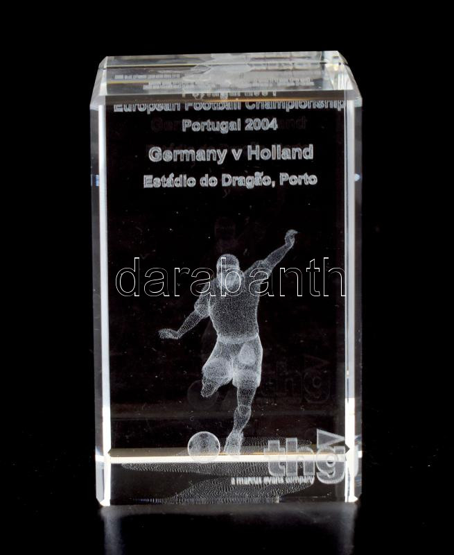 2004 Lézer gravírozott 3D focista 2004 Portugália EB Üveg dísztárgy 8 cm eredeti dobozában
