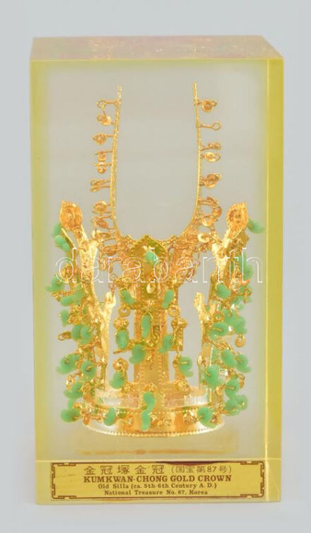 Koreai királyi korona múzeumi másolat. Selyemmel bélelt dekoratív tárlóban. 12 cm / Korean king's crown museum copy