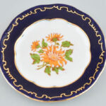 Zsolnay porcelán tányérka Kézzel festett, jelzett, hibátlan , eredeti csomagolásban d: 9 cm