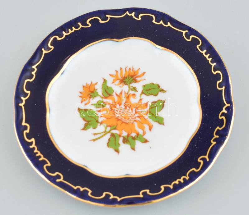 Zsolnay porcelán tányérka Kézzel festett, jelzett, hibátlan , eredeti csomagolásban d: 9 cm