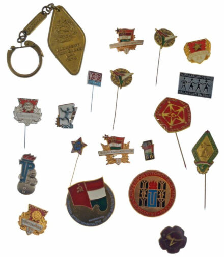 19db-os, főleg jelvényekből álló tétel, közte 1988. 'Ifjúsági Barátságfesztivál' Al jelvény + 'Törzsgárda' + 'Kilián' T:vegyes