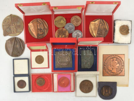 Vegyes 19db-os plakett és emlékérem tétel, közte érdekesebb darabok mint: 1973. 'Petőfi S. 1849 júlis 18 / Mezőberény 1723-1973' kétoldalas, öntött bronz plakett, 1974. 'A Magyar Néphadsereg Dalostalálkozója 1974' bronz