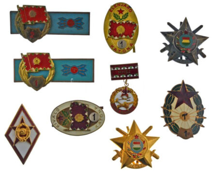 9xklf katonai jelvényből álló tétel, benne: '1. osztályú Távírász' zománcozott bronz jelvény + '1. osztályú Távírász' műgyantás fegyvernemi minősítő jelvény + '2. osztályú Távírász' műgyantás fegyvernemi minősítő