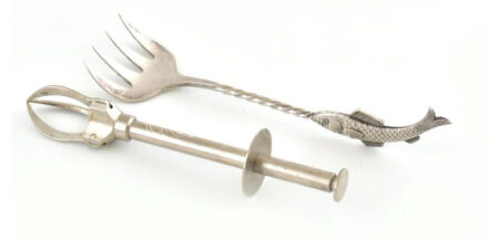 Orvosi karmos fogó és szardínia villa, fogó: nikkelezett fém, rugós szerkezettel, h: 12,5 cm; villa: ezüstözött alpakka, ismeretlen fémjel, kopott, h: 13,5 cm