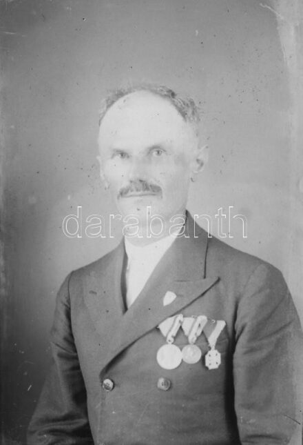 2 db üvegnegatív: Három kitüntéssel dekorált I. világháborús magyar frontharcos veterán (Károly csapatkereszt, Károly Nagy Ezüst Vitézségi és Ferenc József Kis Ezüst Vitézségi) és egy II. világháborús katona portréja, 9×6