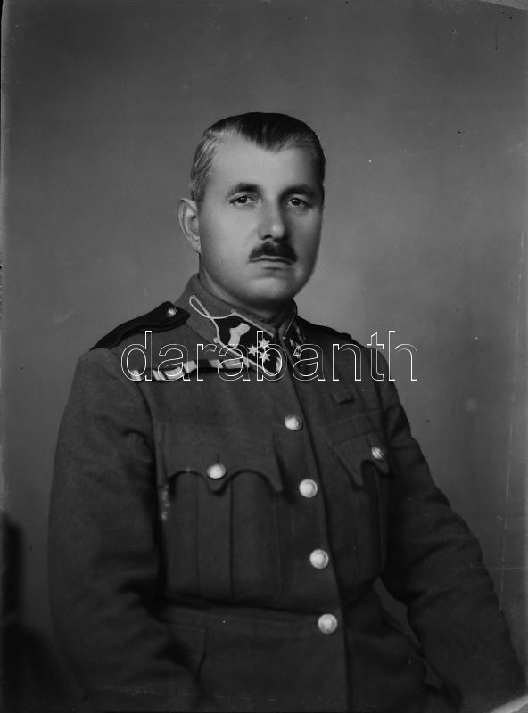 Csendőr portrék, egyik szalagsávos kitüntéssel dekorált, 2 db üvegnegatív, 9×6,5 cm