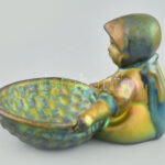 Zsolnay kislány kosárral, pajzspecsétes jelzéssel, apró kopások, eozin mázas, m:7.5 cm (tervezte: Sinkó András) - Image 2