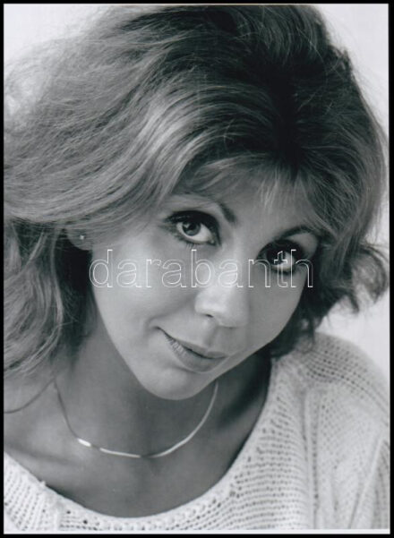 cca 1972 Csongrádi Kata színésznő, énekesnő portré felvétele, 1 db modern nagyítás Pánczél György (1920-?) filmtörténész hagyatékából (film- és színházifotó-gyűjteményéből), 21x15 cm