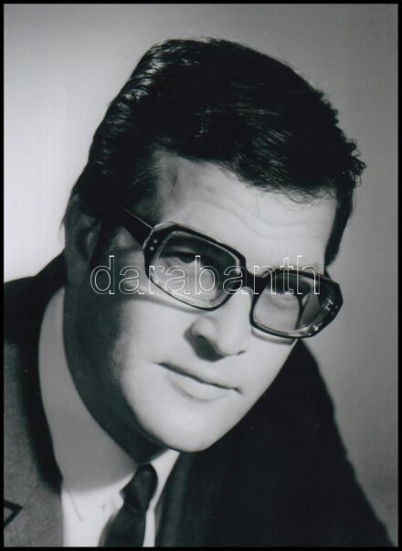 Eltérő időben készült felvételek Bujtor István (1942-2009) színészről, Pánczél György (1920-?) filmtörténész hagyatékából (film- és színházifotó-gyűjteményéből) 2 db modern nagyítás, 21x15 cm