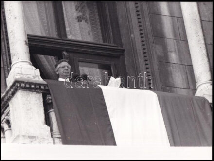 1989 október 23. Szűrös Mátyás az országgyűlés elnöke kihirdeti Magyarország köztársasággá alakulását, 1 db vintage fotó, ezüst zselatinos fotópapíron, 18x24 cm
