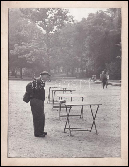 cca 1960 Kalocsai Rudolf: Hajnali öltözködés a (Város)Ligetben, feliratozott vintage fotóművészeti alkotás, ezüst zselatinos fotópapíron, 24x18 cm
