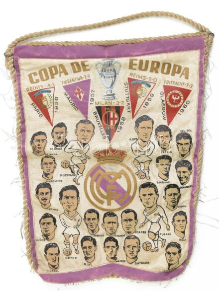 1960 Real Madrid Copa de Europa zászló, Puskás, Di Stefano, Kopa, Gento és a legendás labdarúgó csapat többi tagja karikarisztikus egészalakos portréival, közepén a klub logójával, felső részén a kupagyőzelmek felsorolásával.