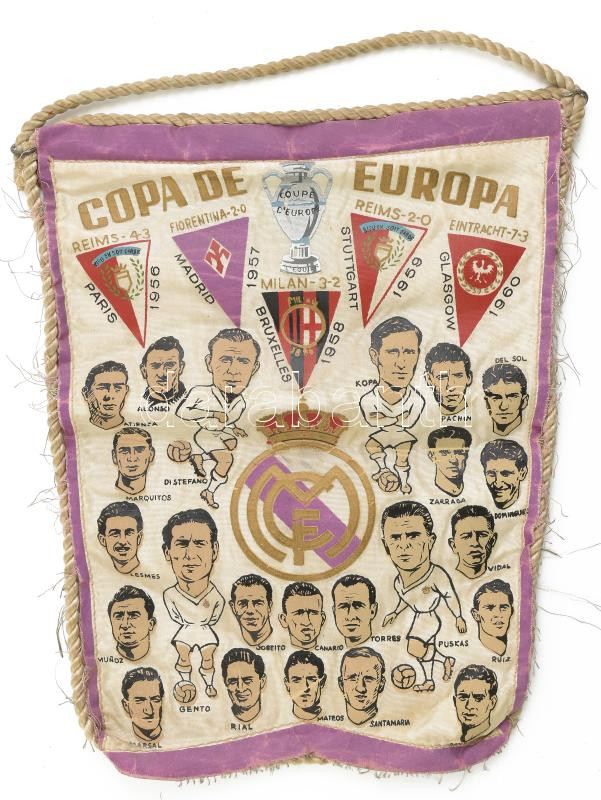 1960 Real Madrid Copa de Europa zászló, Puskás, Di Stefano, Kopa, Gento és a legendás labdarúgó csapat többi tagja karikarisztikus egészalakos portréival, közepén a klub logójával, felső részén a kupagyőzelmek felsorolásával.