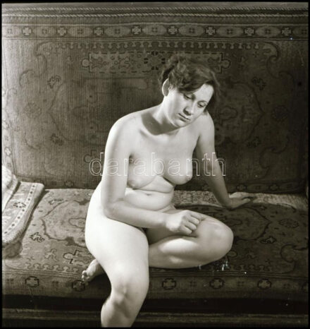 cca 1948 Demeter Károly (1892-1983) budapesti fényképész és fotóművész hagyatékából 1 db vintage NEGATÍV (Díványon ülő aktmodell), 6x6 cm