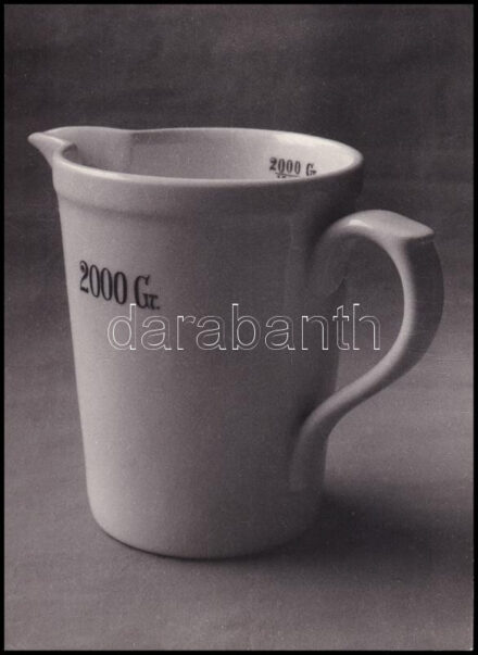 cca 1960 Dr. Sevcsik Jenő (1899-1996) fényképész, szaktanár, szakíró hagyatékából 1 db feliratozott, vintage fotó, ezüst zselatinos fotópapíron (porcelán gyógyszertári mérőedény), a kép megjelent az egyik szakkönyvében