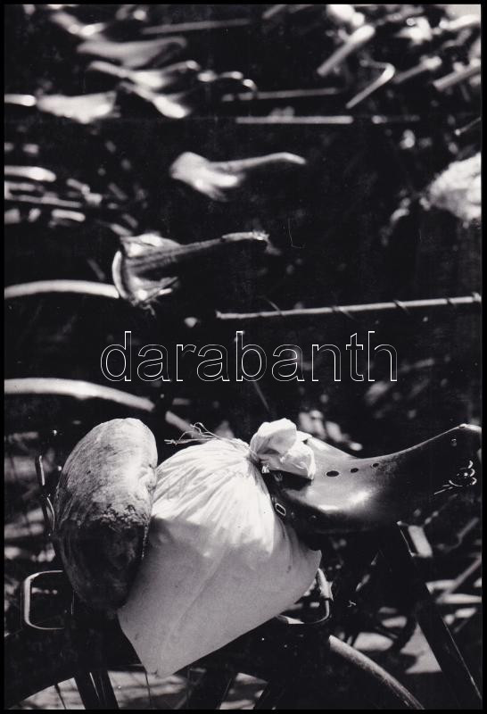 1968 Horváth Lajos ,,Bevásárlás' című, feliratozott, vintage fotóművészeti alkotása, ezüst zselatinos fotópapíron, 24x16,2 cm