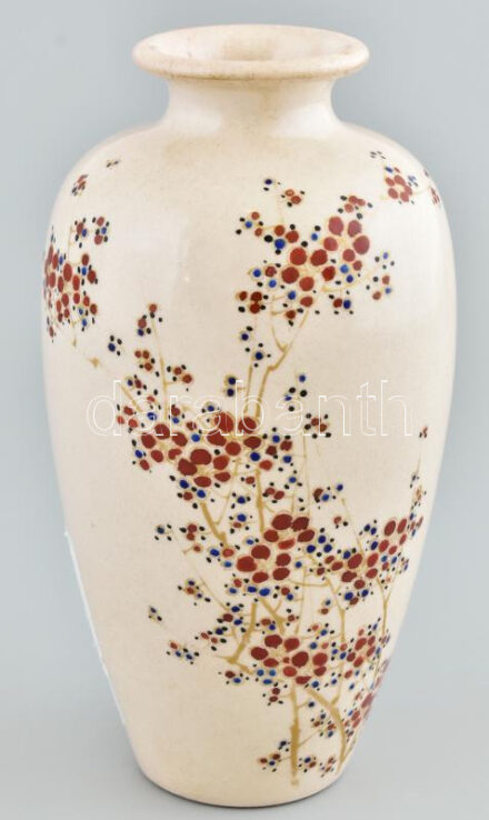 Japán váza, festett kerámia, virágmintás díszítéssel, apró kopásokkal, jelzett: feloldatlan japán karakterek 20. sz második fele, 19 cm