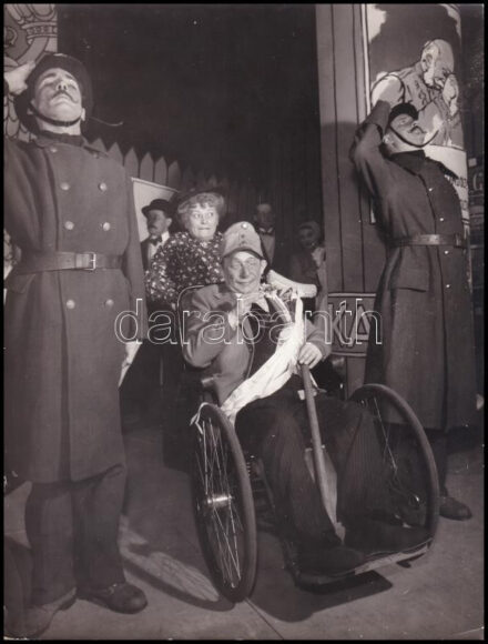 cca 1965 ,,Svejk' című színdarab egyik jelenete, Kotnyek Antal (1921-1990) budapesti fotóriporter hagyatékából 1 db jelzés nélküli vintage fotó, ezüst zselatinos fotópapíron, 23,8x18 cm