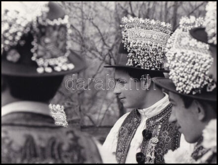 cca 1975 Baricz Katalin: Legények című, aláírt és feliratozott, vintage fotóművészeti alkotása, ezüst zselatinos fotópapíron, 18x24 cm