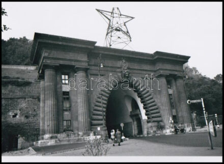 cca 1952 és 1986 Óriás vörös csillag Budán, a Várhegy alagút Duna felőli bejárata fölött; a látvány később annyiban ,,szelidült', hogy az uralkodó ideológia jelképe átkerült a Lánchíd budai hídfője elé vízszintes