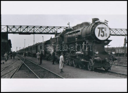 cca 1941 A Trianon után elcsatolt magyar területek 75 százaléka ismét Magyarországhoz tartozik - hirdették a mozdonyok elejére felszerelt táblák, a néhai Lapkiadó Vállalat központi fotólaborjának archívumából 1 db modern