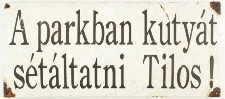 'A parkban kutyát sétáltatni tilos' feliratos zománcozott fém tábla, kisebb sérülésekkel, 70x30 cm