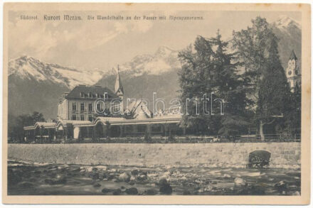 Merano, Meran (Südtirol); Die Wandelhalle an der Passer mit Alpenpanorama / covered promenade