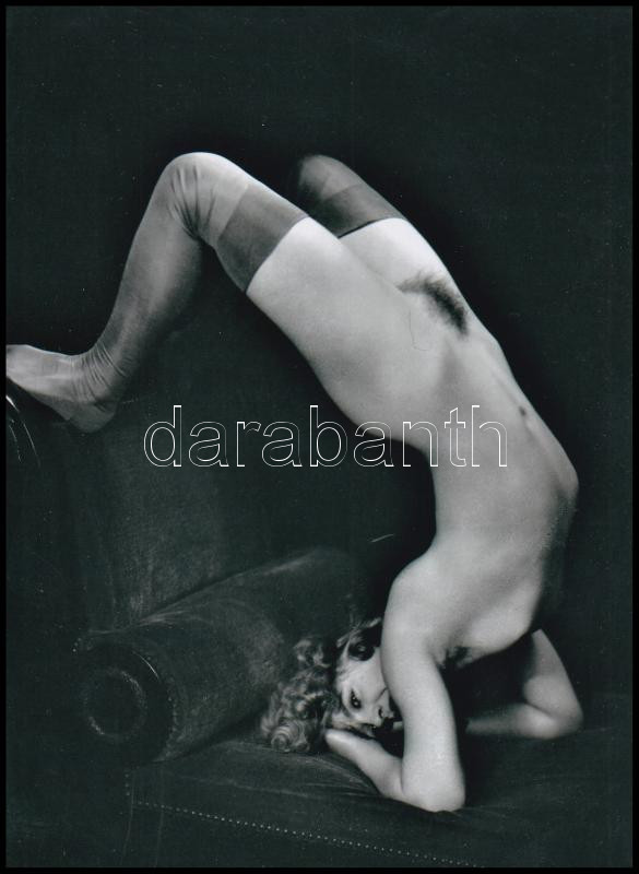 cca 1960 Szokatlan, ám hatásos póz egy harisnya reklámjához, 1 db modern nagyítás Botta Dénes (1921-2010) budapesti fotóművész aktfotó gyűjteményéből, 21x15 cm