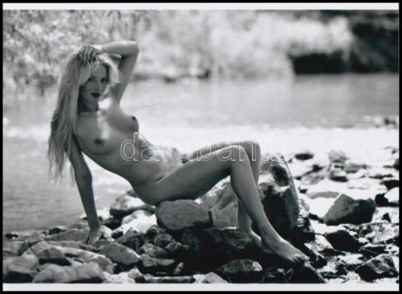 cca 1988 Aranyhajú lány, szolidan erotikus felvétel, 1 db modern nagyítás, 15x21 cm