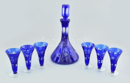 Dúsan csiszolt királykék kristály likőrös készlet, hibátlan, m: 33 cm, poharak: 13,5 cm