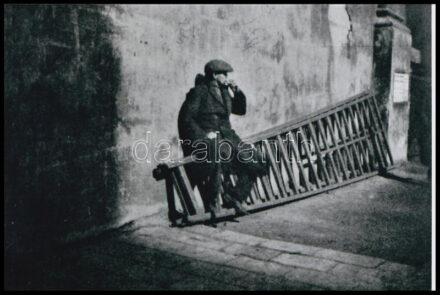 1932 Frühof Sándor (aki a Kassák Lajos által szervezett Munka Kör tagja volt), ,,Munka nélkül' című fotóművészeti alkotása nyomán készült 1 db modern nagyítás, 10x15 cm