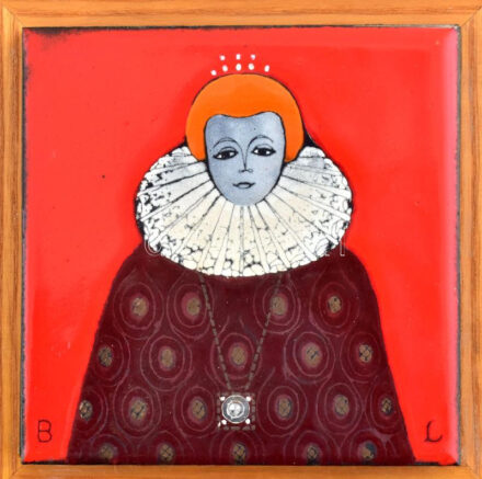 Bencze Lilla Judit (1926-1998): Nő fehér függővel. Tűzzománc, fa lapon, jelzett, hátoldalán a művész és Iparművészeti Vállalat címkéjével. Proveniencia: Ury Ibolya (1924-2009), a Műcsarnok tudományos főmunkatársa