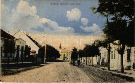 Gyula, Kossuth Lajos utca, férfi kerékpárral. Dobay János kiadása