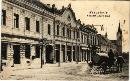 1924 Keszthely, Kossuth Lajos utca, Ifj. Helbek József csemege és fűszer üzlete, Első devecseri gőzmalom lisztraktára, utcamosó szekér hordóval, magyar zászló. Nádai Ignác kiadása (fl)