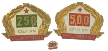 ~1980. '250 ezer km balesetmentesen' + '500 ezer km balesetmentesen' műgyantás kitüntető autójelvény (2x), utóbbi miniatűrrel (72x97mm), (17x20mm) T:XF