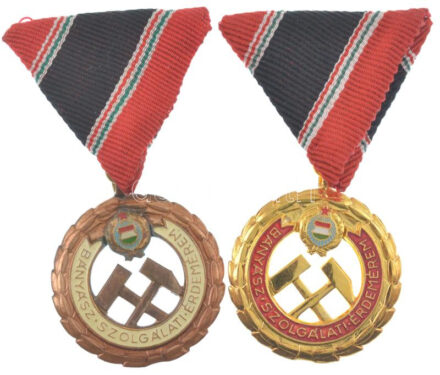 1957. 'Bányász Szolgálati Érdemérem arany és bronz fokozata' aranyozott, műgyantás bronz és műgyantás kitüntetés mellszalagon T:AU