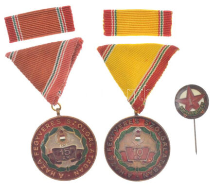 1965. 'Szolgálati Érdemérem - A Haza Fegyveres Szolgálatában' 10 és 15 év után zománcozott bronz kitüntetés mellszalagon, szalagsávval + ~1960-1980. 'MHSZ - Honvédelemért' műgyantás fém kitüntető jelvény T:AU,XF