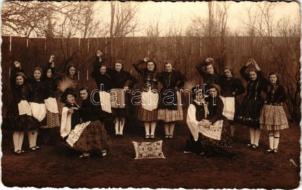 1938 Mezőberény, Párnás tánc, halmosi Ilona IV. a. osztályos tanuló. photo (kis szakadás / small tear)