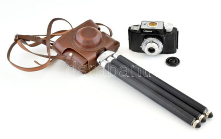 cca 1955 Szmena-1 szovjet fényképezőgép, GOMZ T-22 40mm f/4.5 objektívvel, eredeti bőr tokjában, hozzá teleszkópos tripod állvány / Smena-1 Vintage USSR camera, with GOMZ T-22 40mm f/4.5 lens, in original leather case, with telescopic