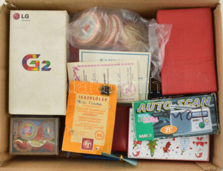 Doboznyi vegyes szocialista kitüntetés, jelvény, emlékérem, sportérem tétel, közte 'Magyar Ifjúsági Vöröskereszt' műanyag jelvények T:vegyes