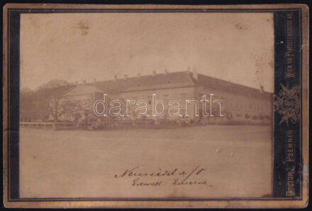 cca 1880 Nezsider / Neuisiedl, Burgenland, kaszárnya keményhátú fotó, hátoldalon sérült, 16×10 cm / cca 1880 Neuisiedl military barracks Burgenland, photo, backside damaged, 16×10 cm
