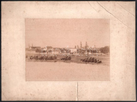 cca 1900 Szatmárnémeti, Szamos-part, római katolikus székesegyház, kartonra kasírozott fotó, kartonon sérülések, 15,5×20,5 cm