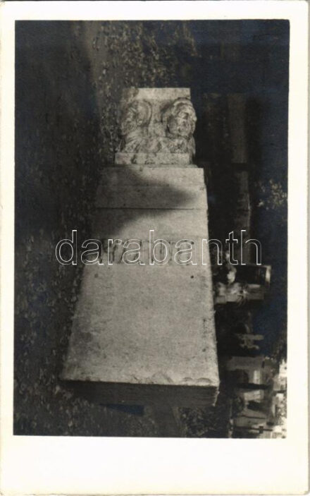 Érsekújvár, Nové Zámky; A ledöntött Kossuth-szobor, majd Országzászló talapzata a Szent József temetőben. A rajta lévő megcsonkított 4 fej jellegzetes újvári arcokat ábrázolt, ezek tartották a zászlórudat / toppled and