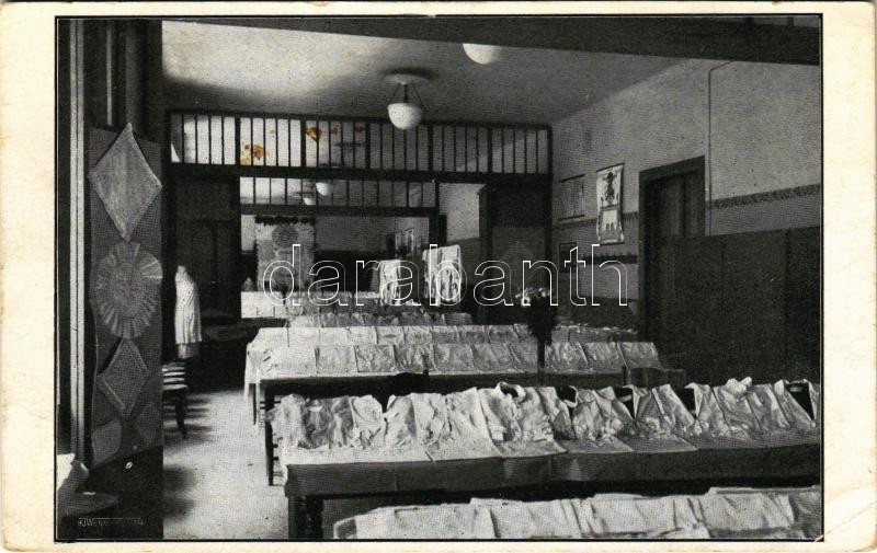 Budapest VIII. M.K. Állami Nőipariskola kiállítása a 1927/8. tanév végén, belső. Rákóczi tér 4. (EK)