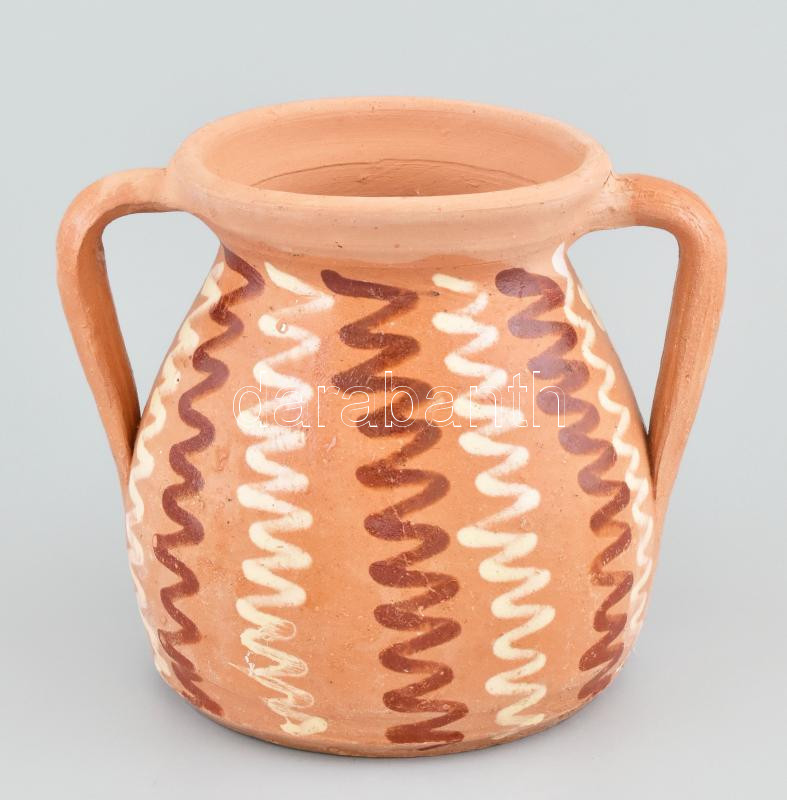 Kétfüles kerámia edény, kopásokkal, m: 16 cm