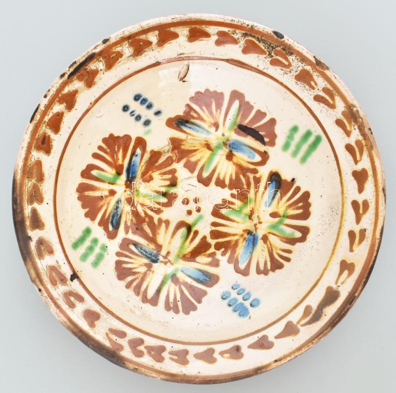 Antik erdélyi népi tányér, kézzel festett cserép, korának megfelelő sérülésekkel, d: 21,5 cm